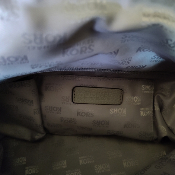 EUC Michael Kors Gray Gilmore - Picture 5 of 9